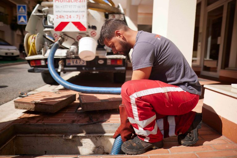 Expert Monaclean en intervention de pompage des bacs siphoïdes