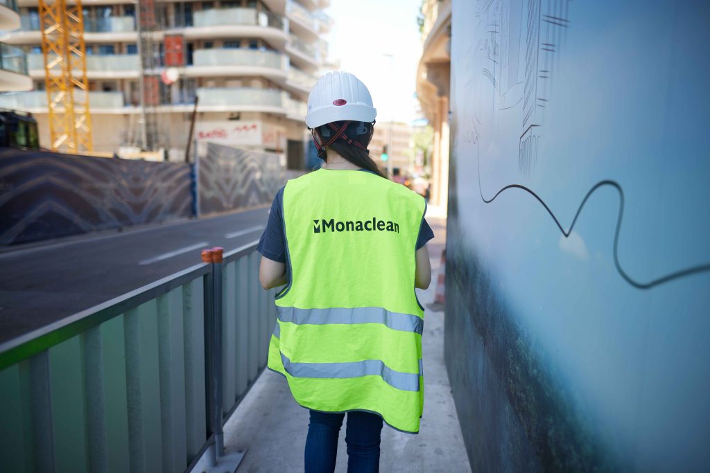 Experte Monaclean équipée de ses EPI.