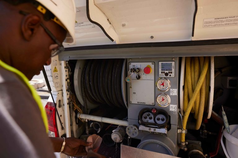 Expert Monaclean en travaux pétroliers paramétrant son camion.