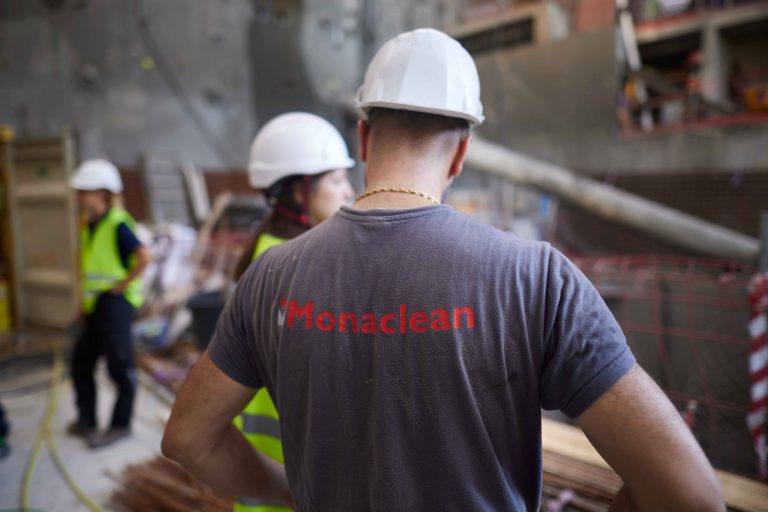 Expert Monaclean en travaux pétroliers sur un chantier.