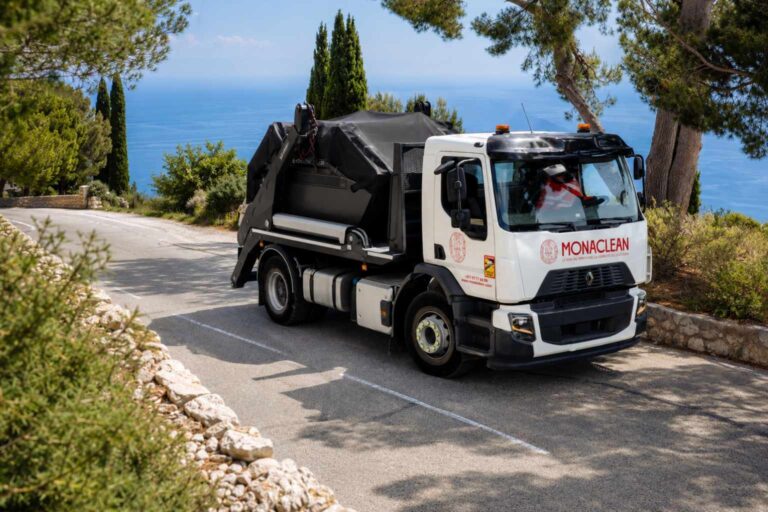 Camion Monaclean intervenant sur le territoire monégasque pour assurer l'entretien préventif, l'assainissement et la maintenance des infrastructures.